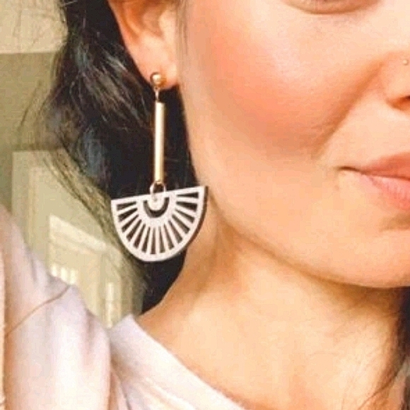 💖 2/$30 Boho brown gold fan drop dangle lightweight cute faux wood earrings - Picture 10 of 12